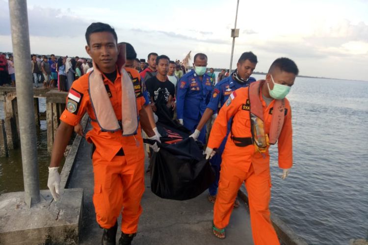 Tim gabungan Basarnas mengevakuasi jasad korban kapal terbalik di perairan rangsang barat, kabupaten kepulauan meranti, riau