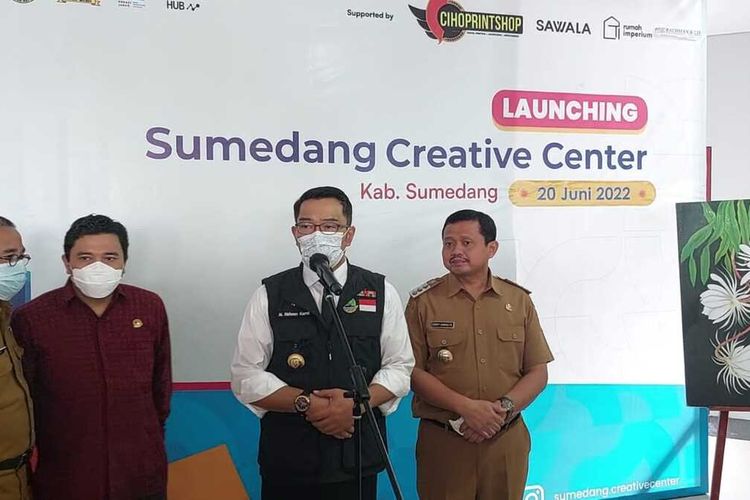 Gubernur Jawa Barat saat meresmikan Gedung Creative Center Sumedang, Senin (20/6/2022). AAM AMINULLAH/KOMPAS.com
