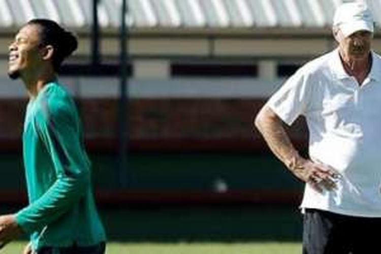 Pelatih Alfred Riedl dan kiper Jandia Eka Putra (kanan) saat latihan timnas Indonesia di lapangan Sekolah Pelita Harapan, Minggu (30/10/2016).