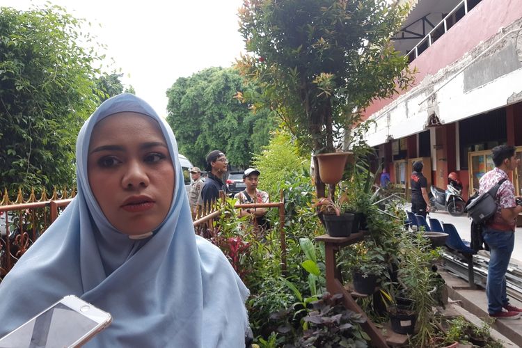 Wakil Ketua DPRD DKI Jakarta, Zita Anjani saat meninjau lokasi ke SDN 12 Jakbar yang kanopinya ambruk pada Rabu (25/12/2019) lalu
