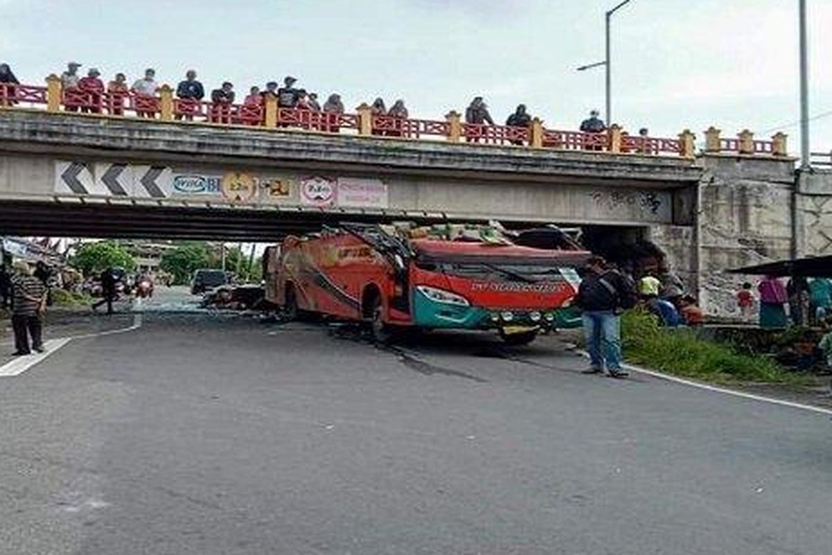 Sebuah bus menabrak fly over di Kelurahan Bukit Surunga, Kecamatan Padang Panjang Barat, Kota Padang Panjang, Provinsi Sumatra Barat, Minggu (30/1/2022) pagi. 


