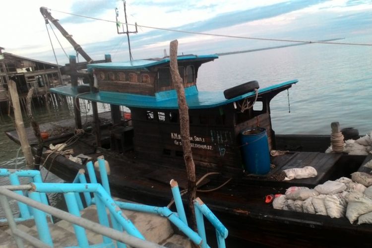 Kapal nelayan yang diduga mencuri kerang di laut Riau, Senin (10/9/2018). 