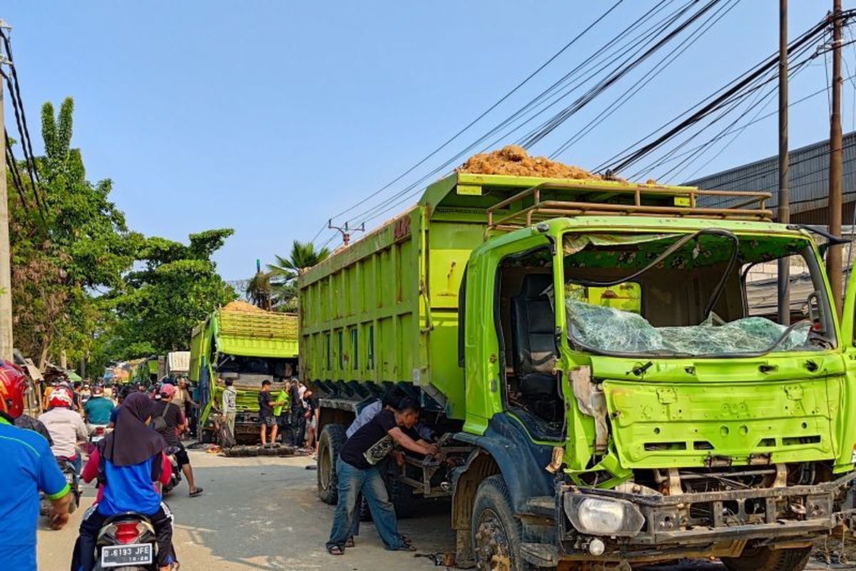 Sejumlah kendaraan di jarah oleh warga yang melakukan aksi penghadangan di jalan Salembaran Jaya Barat, Teluknaga, Kabupaten Tangerang, Kamis (7/11/2024).