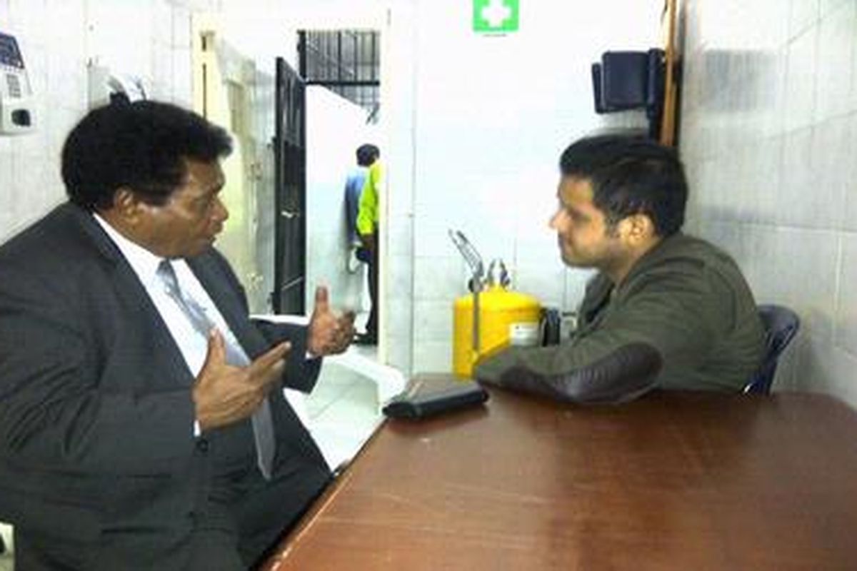 Nazaruddin sedang berbicara dengan Dubes RI di Kolombia Michael Manufandu