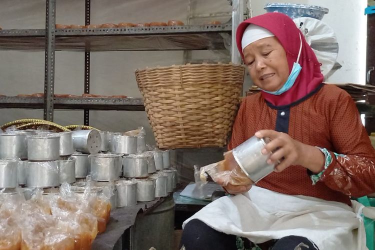 Usaha pembuatan kue keranjang di Jalan Tegalpanggung, Kota Yogyakarta, yang kembali menggeliat jelang Imlek.