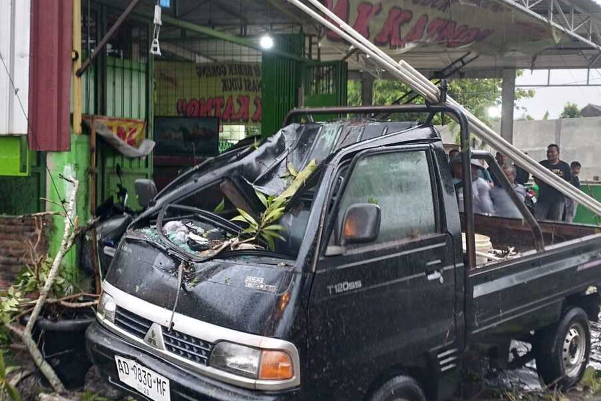 Pohon Tumbang Timpa Mobil dan Motor di Karanganyar, 1 Orang Luka