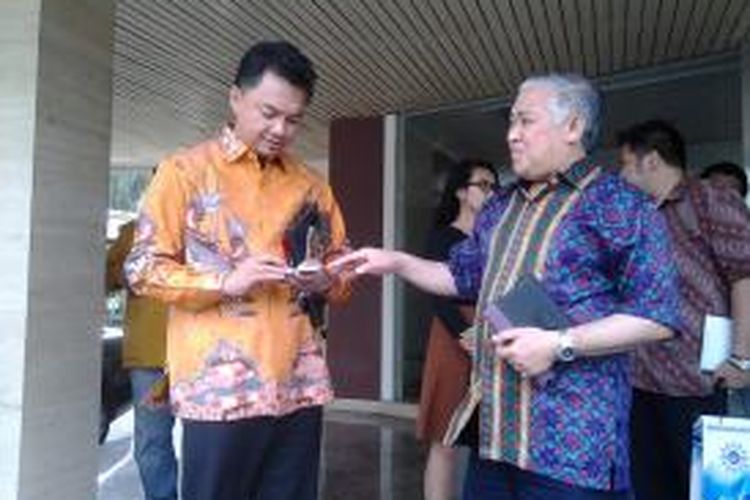 Peserta Konvensi Capres Partai Demokrat, Dino Patti Djalal bersama dengan Ketua Umum PP Muhammadiyah, Din Syamsuddin, di kantor PP Muhammadiyah, Jakarta, Senin (14/10/2013).