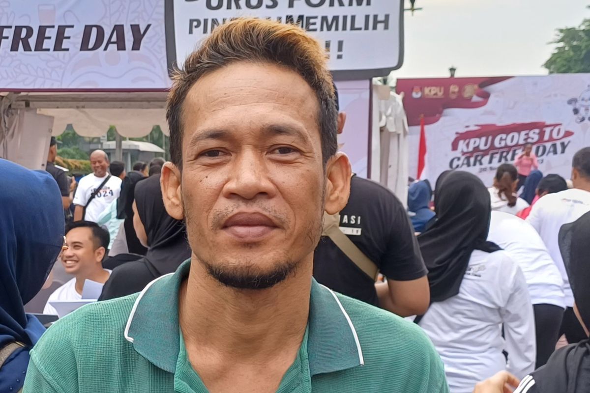 Ridwan Nasution (43), salah satu warga yang ditolak saat hendak mengubah tempat pemungutan suara (TPS) di booth Komisi Pemilihan Umum (KPU) yang dibuka saat car free day (CFD) di kawasan Bundaran HI, Jakarta Pusat, Minggu (26/11/2023).
