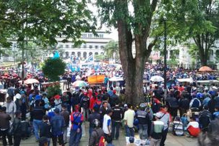 Ribuan buruh mengepung Kantor Gubernur Jawa Barat di Gedung Sate, Rabu (10/12/2014).