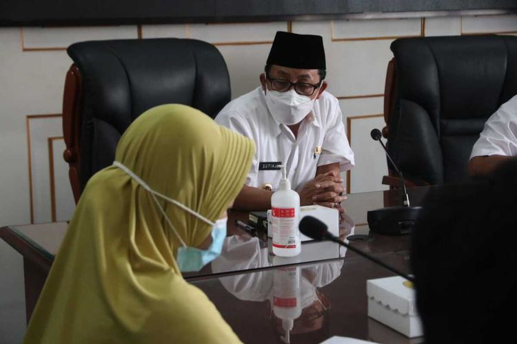 S (40), guru TK di Kota Malang yang terjerat hutang Pinjol saat bertemu Wali Kota Malang pada Kamis (20/5/2021).