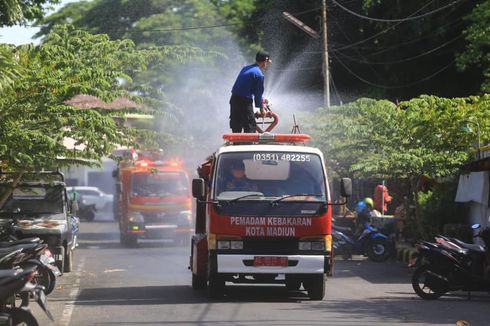 Ramai Dikunjungi Warga Luar Daerah, Pusat Keramaian di Kota Madiun Disemprot Disinfektan 