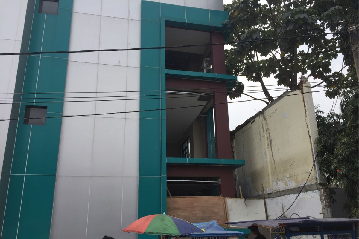 Suasana gedung SDN 04 Ciputat, Kota Tangerang Selatan, Senin (14/8/2017) siang. Gedung yang masih ada pembangunan fisik ini menjadi lokasi jatuhnya seorang bocah berumur dua tahun, A, pada Sabtu (12/8/2017) lalu.