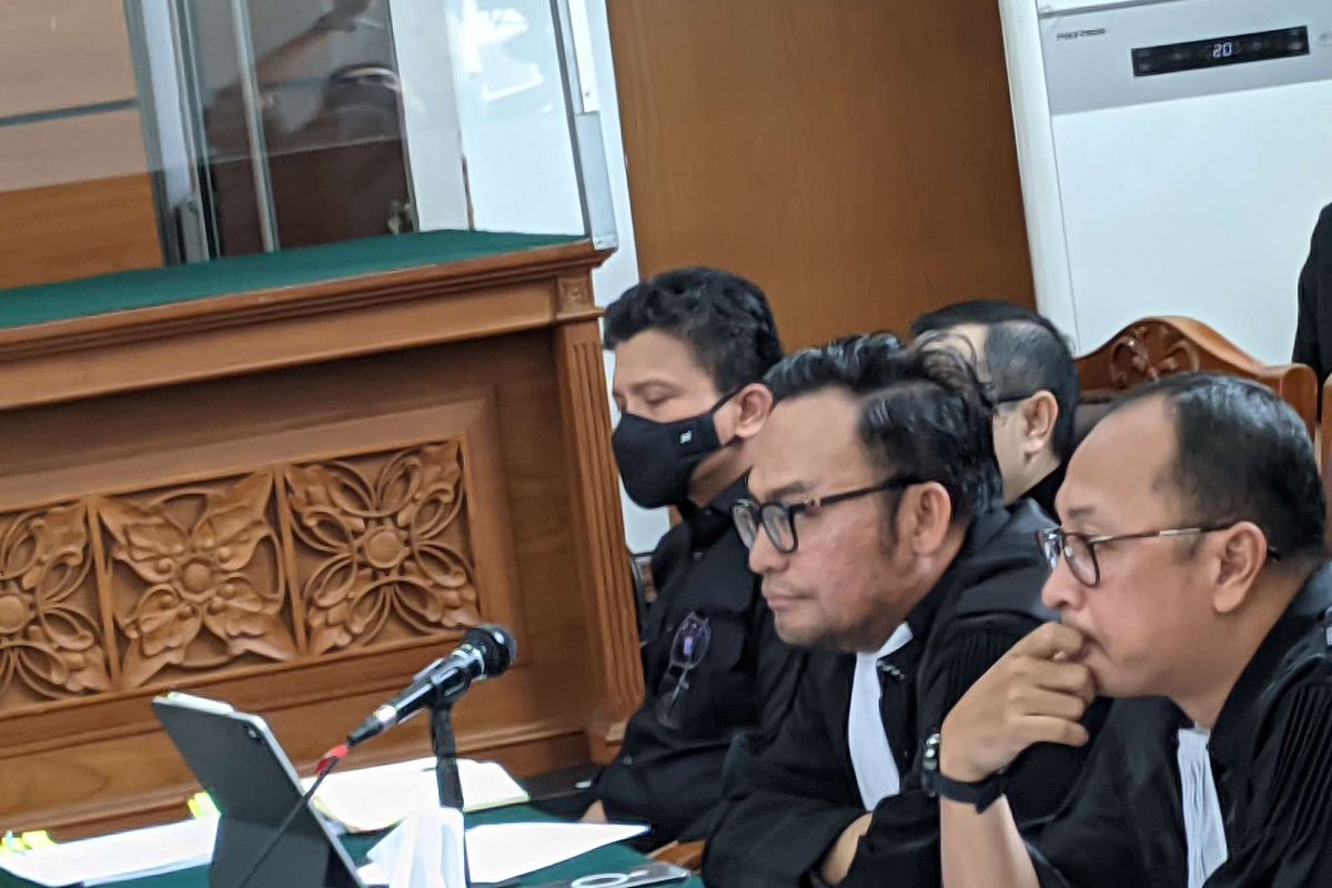 Ekspresi terdakwa kasus pembunuhan Brigadir J, Ferdy Sambo saat ibu Brigadir J, Rosti Simanjuntak memasuki ruang sidang PN Jaksel dalam kasus pembunuhan Brigadir J, Selasa (1/11/2022).