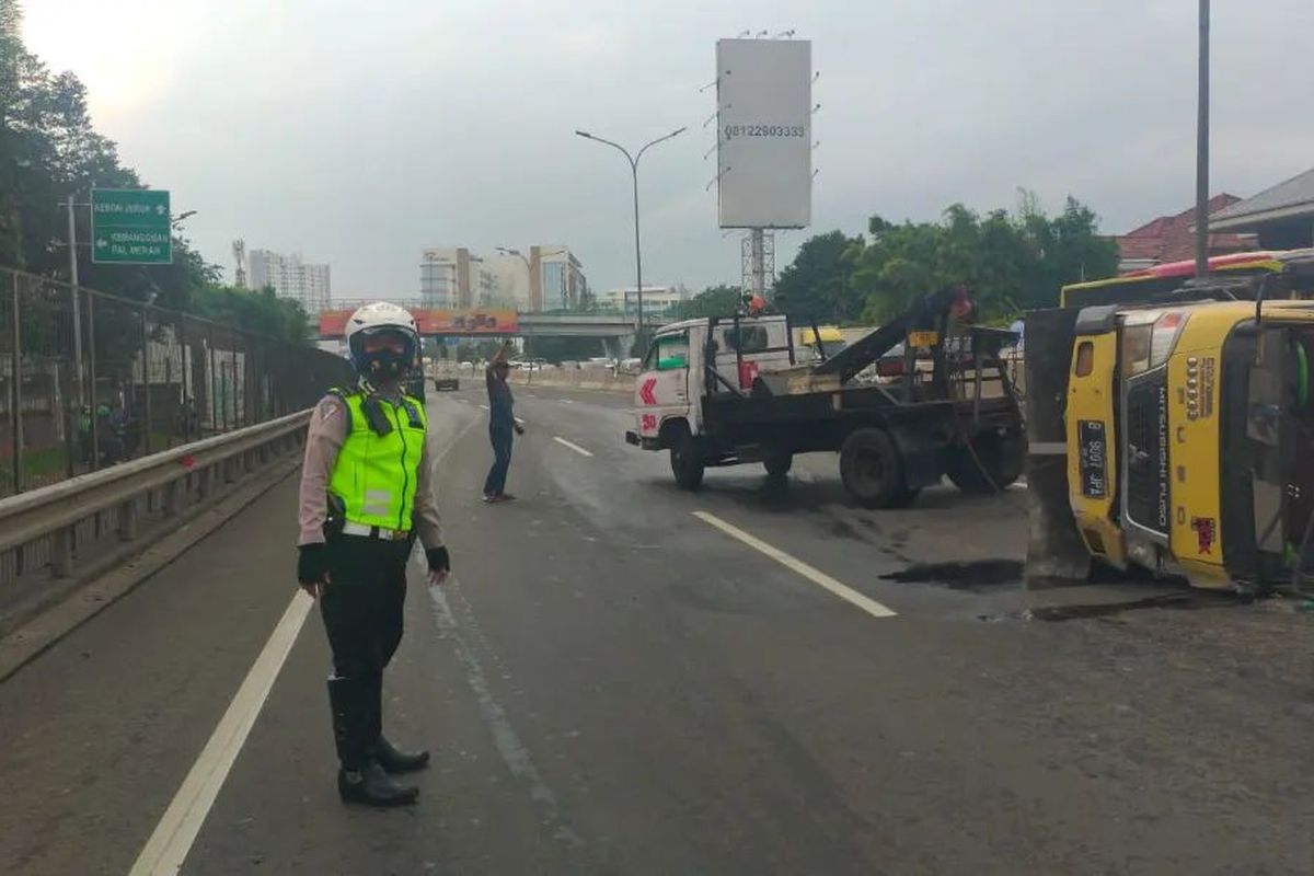 Sebuah truk engkel bernomor polisi B 9007 JPA, terguling di Jalan Tol Jakarta Tangerang (Janger) pada Rabu (23/2/2022). 