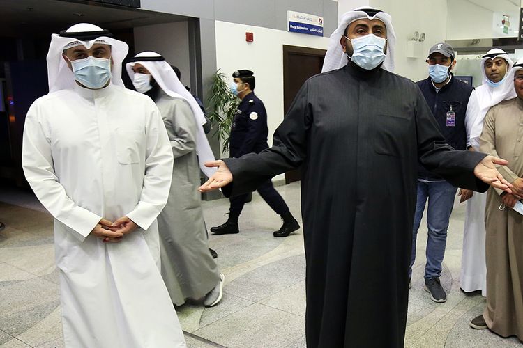 Menteri Kesehatan Kuwait Sheikh Basel al-Sabah (kanan) berbicara kepada pers di Bandara Sheikh Saad di Kota Kuwait, Sabtu (22/2/2020), saat warga Kuwait yang kembali dari Iran hendak dibawa ke rumah sakit untuk dites terkait virus corona. Penyebaran virus corona hingga hari ini, Senin (24/2/2020), semakin menunjukkan peningkatan di sejumlah negara, seperti Italia, Iran, dan Korea Selatan.