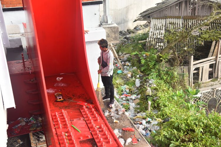 Relawan Membersihkan Sampah di Kawasan Jembatan Gladak Perak Lumajang.