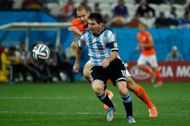 Striker Argentina, Lionel Messi (depan), melewati hadangan bek Belanda, Ron Vlaar, pada laga semifinal Piala Dunia 2014 di Arena Corinthians, Sao Paulo, Rabu (9/7/2014).