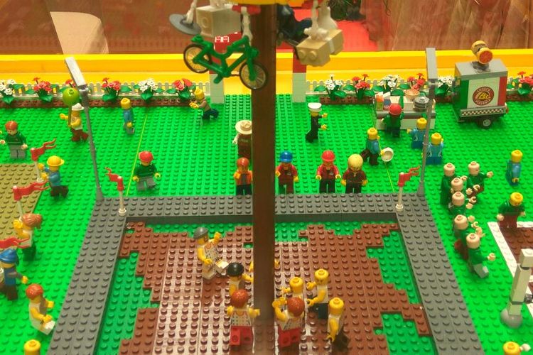 Lego yang menggambarkan permainan panjat pinang