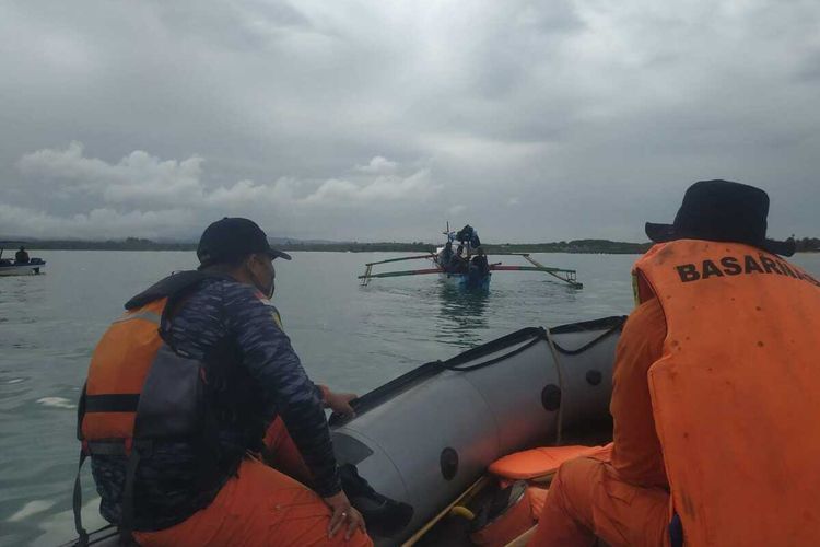 Tim SAR Gabungan melanjutkan pencarian terhadap 7 nelayan asal Pandeglang yang hilang di Laut Selat Sunda, Rabu (24/6/2020).