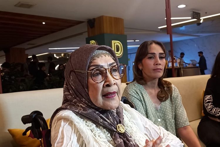 Hariati, ibunda dari Ferry Irawan menggelar jumpa pers terkait kasus KDRT yang menimpa anaknya di kawasan Senayan, Jakarta Pusat, Selasa (28/2/2023). Ferry dilaporkan oleh istrinya, Venna Melinda.