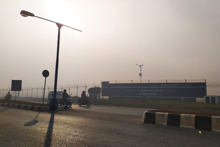 Kabut asap pekat menyelimuti Bandara Syamsuddin Noor, Banjarmasin, pada Kamis (129/9/2019) pagi menyebabkan 7 penerbangan tertunda keberangkatannya.