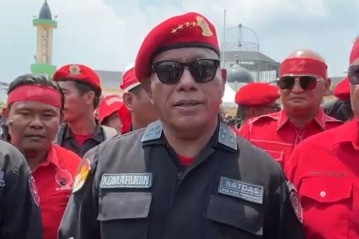Ketua DPP PDIP Bidang Kehormatan, Komarudin Watubun saat menjawab pertanyaan wartawan di Lapangan Astaka, Deli Serdang, Sabtu (10/8/2024)