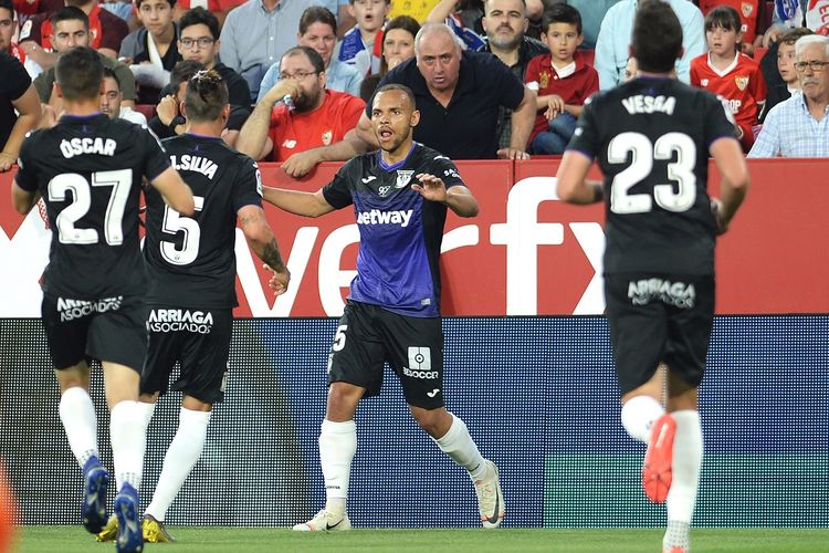 Martin Braithwaite (sewaktu masih di Leganes) merayakan setelah mencetak gol kedua timnya selama pertandingan sepak bola liga Spanyol antara Sevilla FC dan Club Deportivo Leganes SAD di stadion Ramon Sanchez Pizjuan di Seville pada 3 Mei 2019. 