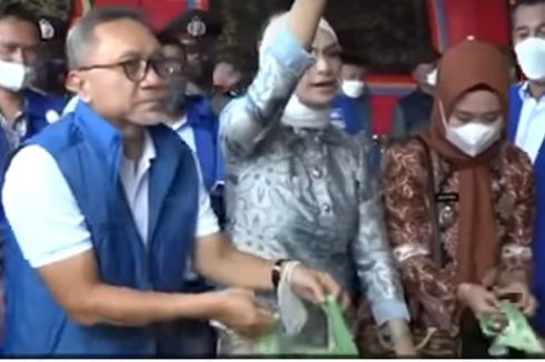 Kena Tegur Jokowi, Ini Video Zulhas Bagi Minyak Goreng Sambil Kampanye untuk Anaknya