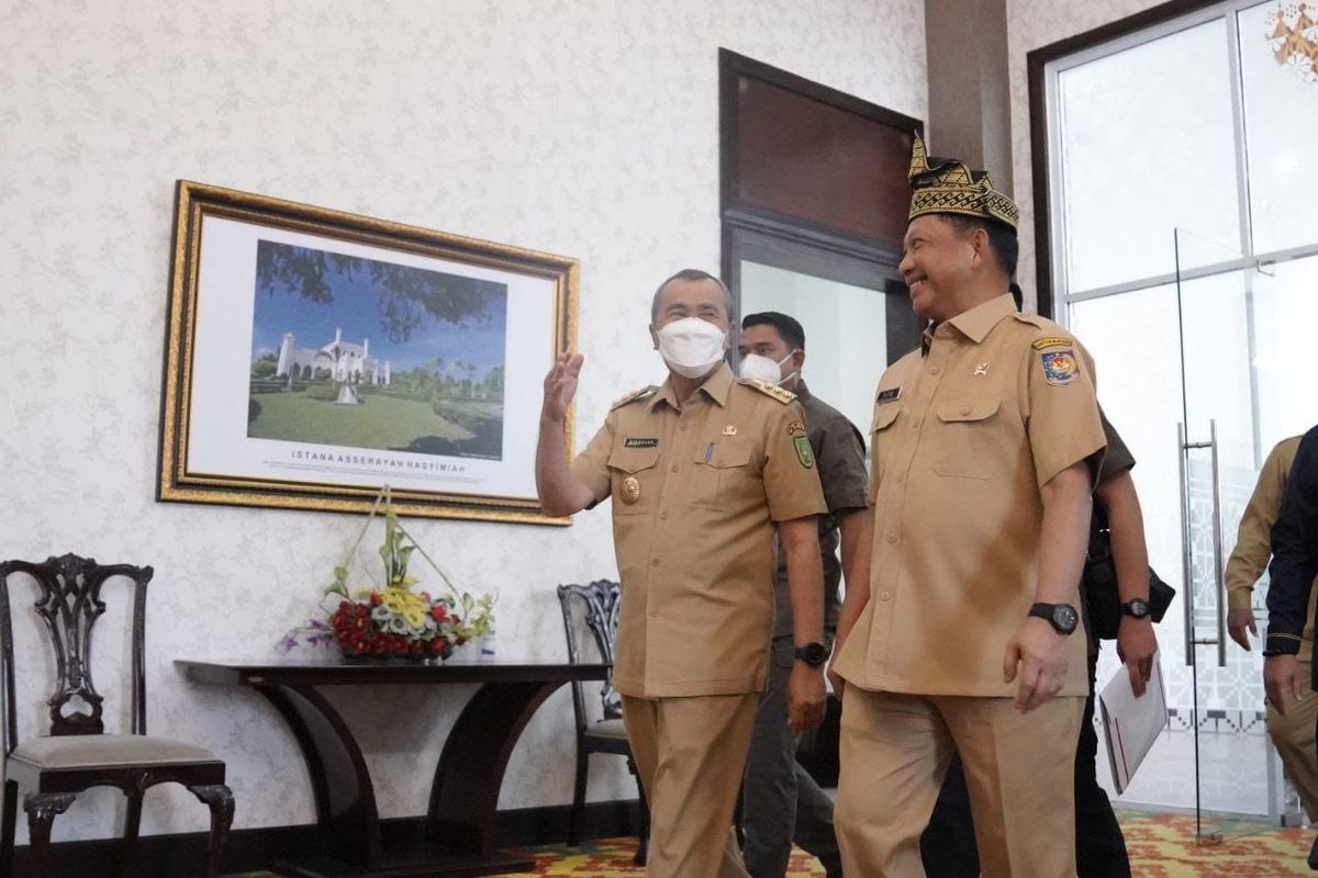 Menteri Dalam Negeri (Mendagri) Tito Karnavian bersama Gubernur Riau (Gubri) Syamsuar dalam slaah satu kesempatan.