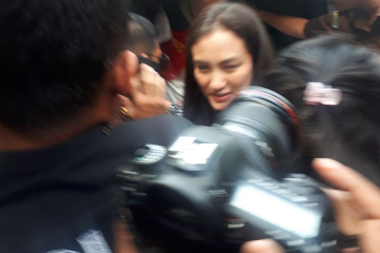 Tersangka kasus penyebaran berita bohong atau hoaks, Ratna Sarumpaet tiba di Pengadilan Negeri Jakarta Selatan, Kamis (28/2/2019) pukul 08.50 WIB didampingi Atiqah Hasiholan. 