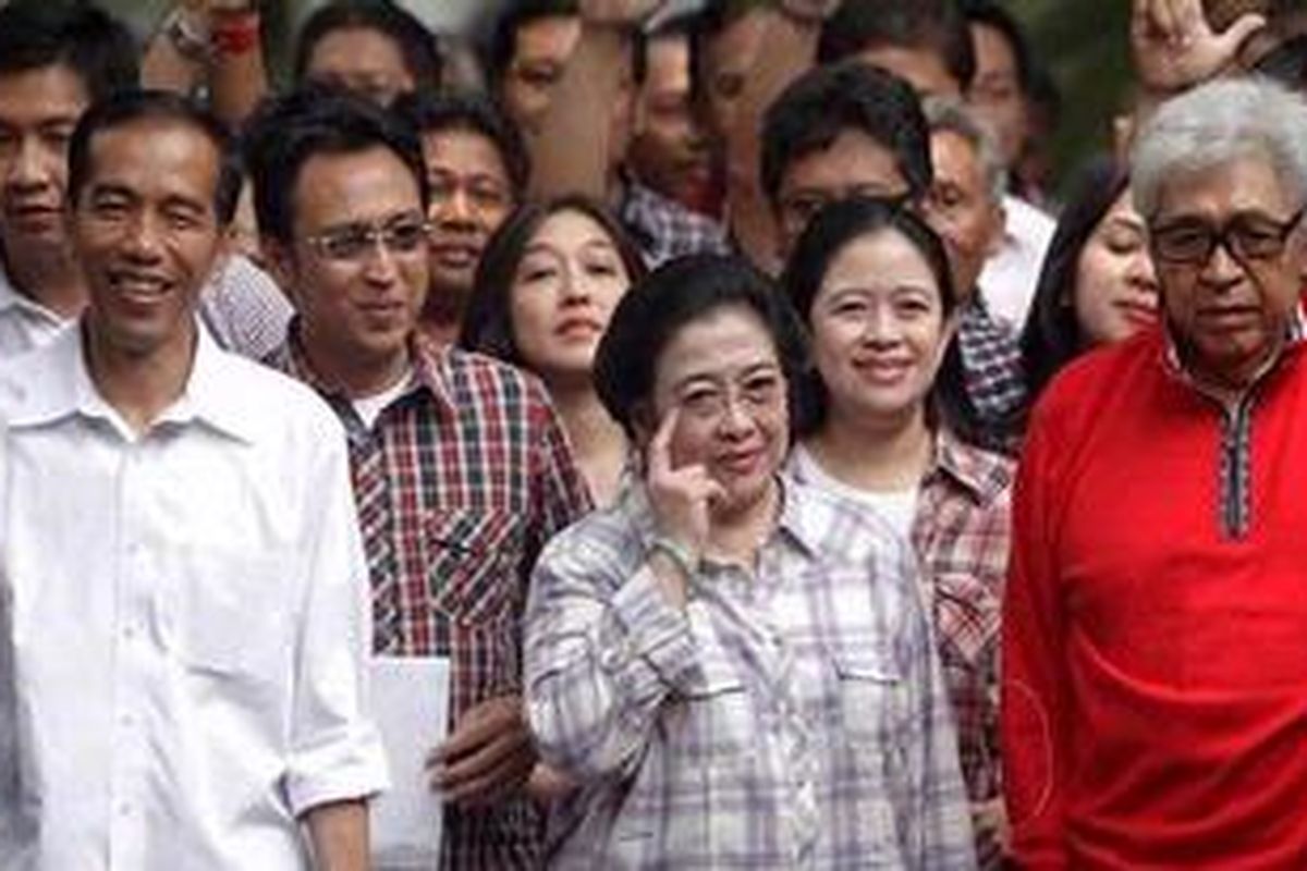 Calon gubernur DKI Jakarta, Joko Widodo (kiri) mendamping Ketua Umum Partai Demokrasi Indonesia Perjuangan (PDIP) Megawati Soekarnoputri, Puan Maharani, dan Taufik Kiemas menuju Tempat Pemungutan Suara pada putaran kedua Pemilihan Kepala Daerah (Pilkada) DKI Jakarta 2012 di Kebagusan, Jakarta Selatan, Kamis (20/9/2012). Pilkada DKI Jakarta 2012 putaran kedua diikuti dua pasangan calon gubernur dan wakil gubernur yaitu Joko Widodo - Basuki Tjahaja Purnama dan Fauzi Bowo - Nachrowi Ramli. 