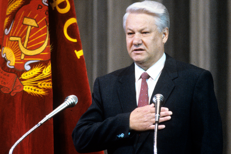 Boris Yeltsin saat pembacaan sumpah presiden saat inagurasi pada 10 Juli 1991.