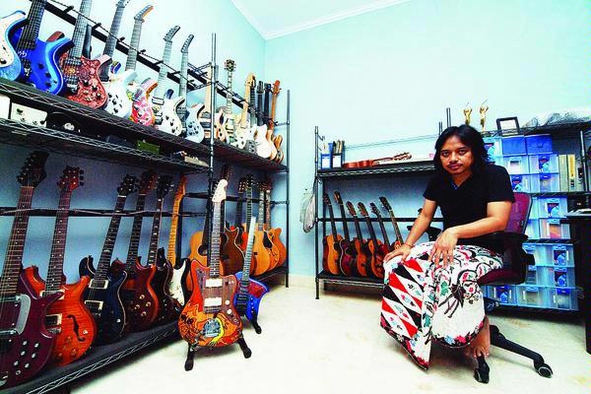 Di studio penyimpanan gitar.