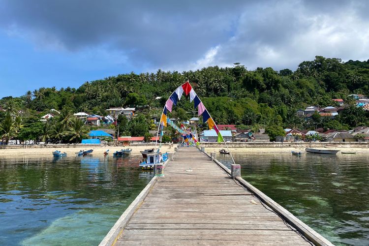 Dermaga untuk menuju Pulau Rhun, Kepulauan Banda, Maluku. 