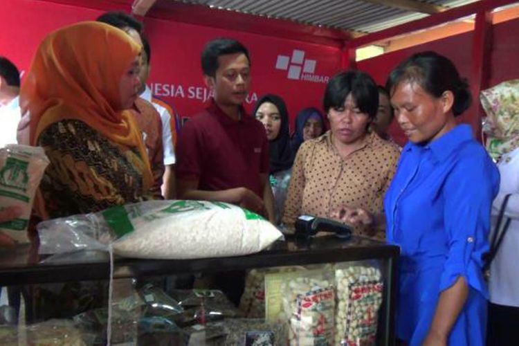 Menteri Sosial Khofifah Indar Parawansa saat meresmikan e-warung di Kabupaten Bangka, Kepulauan Bangka Belitung.