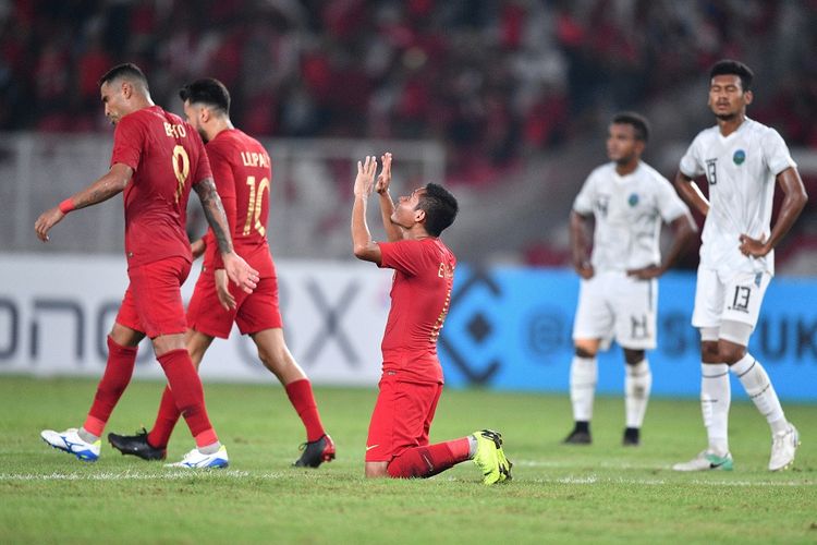 Pemain timnas Indonesia Evan Dimas (tengah) melakukan selebrasi usai terjadi gol untuk Indonesia saat melawan Timor Leste dalam pertandingan penyisihan grub B Piala AFF 2018 di Stadion Utama Gelora Bung Karno, Jakarta, Selasa (13/11/2018). Indonesia menang 3-1.  