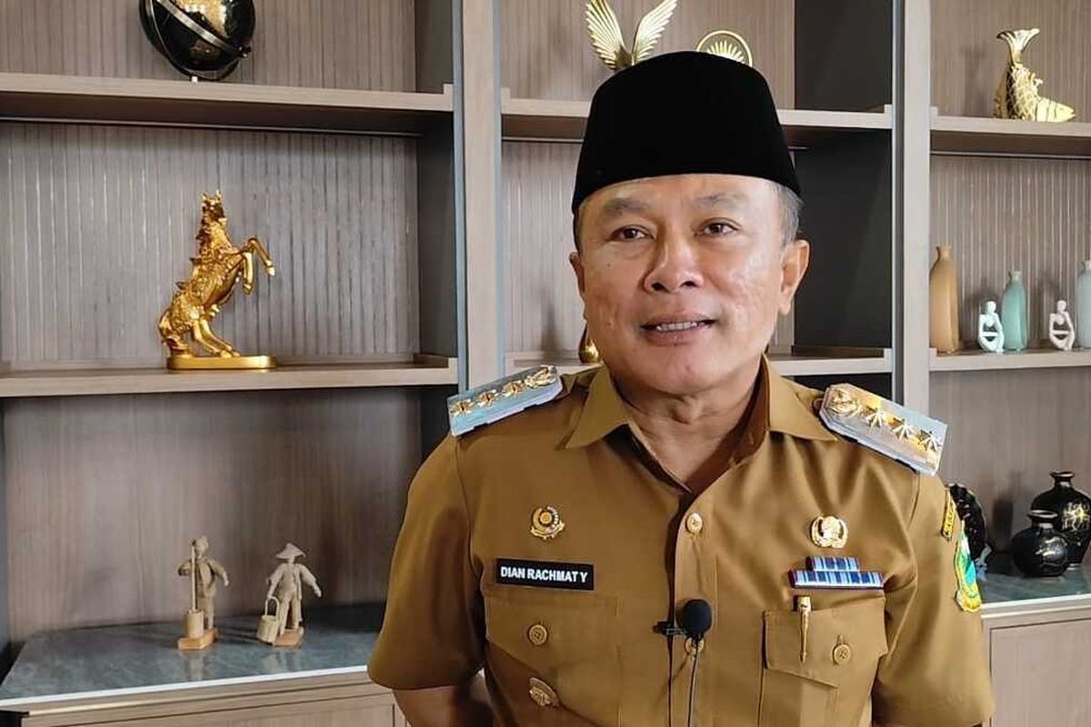 Bupati Kuningan Dian Rachmat Yanuar memberikan keterangan terkait penanganan dugaan kelalaian RSUD Linggajati Jawa Barat hingga menyebabkan bayi pasutri Andi dan Irmawati meninggal dunia, saat ditemui Kompas.com di kantor Bupati Kuningan pada Senin (14/7/2025) pagi
