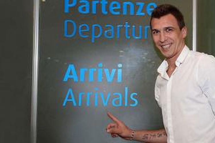 Mario Mandzukic telah tiba di Juventus untuk melakukan tes medis, Minggu (21/6/2015). 