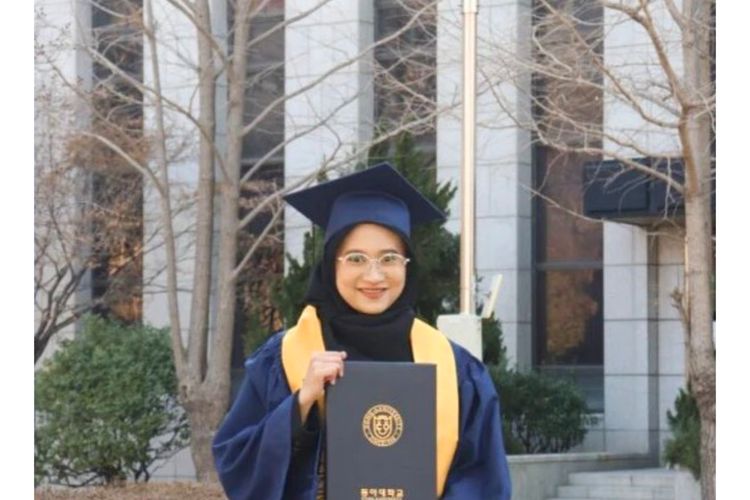 Nakadzia Rizka Andriani, lulus dari program double degree UMS. 