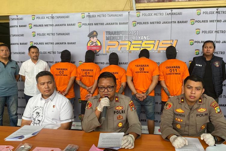 Para pelaku penganiayaan pria di rumah kos kawasan Tamansari, Jakarta Barat. Mereka ditampilkan dalam konferensi pers di Mapolsek Metro Tamansari, Senin (10/7/2023). 