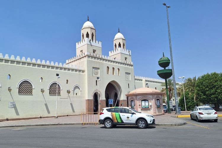 Masjid Dzulhulaifah atau yang disebut juga dengan Bir Ali di Arab Saudi. 