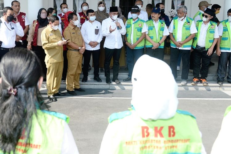 Gubernur Sumut Edy Rahmayadi melepas bus dan Satgas BKB Sumut dari rumah dinasnya, Senin (13/6/2022)
