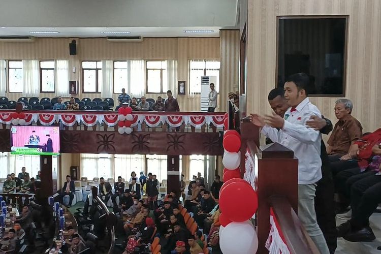 Aksi seorang pemuda yang tiba-tiba menebar uang mainan dari lantai dua gedung DPRD Kota Bekasi. Aksi tersebut terjadi ketika Plt Wali Kota Bekasi Tri Adhianto memberi sambutan dalam rapat paripurna istimewa di Gedung DPRD Kota Bekasi, Jumat (10/3/2023).