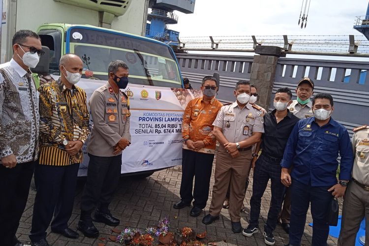 Peluncuran ekspor akhir tahun komoditas Lampung di Pelabuhan Panjang, Jumat (31/12/2021).