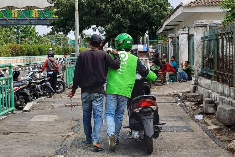 Penampakan pengendara motor yang menuntun motornya saat melawan arah di sekitar Stasiun Pasar Minggu, Jakarta Selatan, Selasa (14/11/2023).