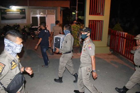 Satpol PP Angkut Peralatan Karaoke Milik Kafe yang Melanggar PSBB