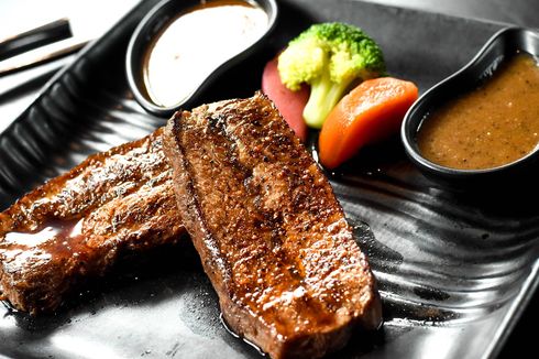 6 Kesalahan Saat Memasak Steak, Bikin Dagingnya Keras