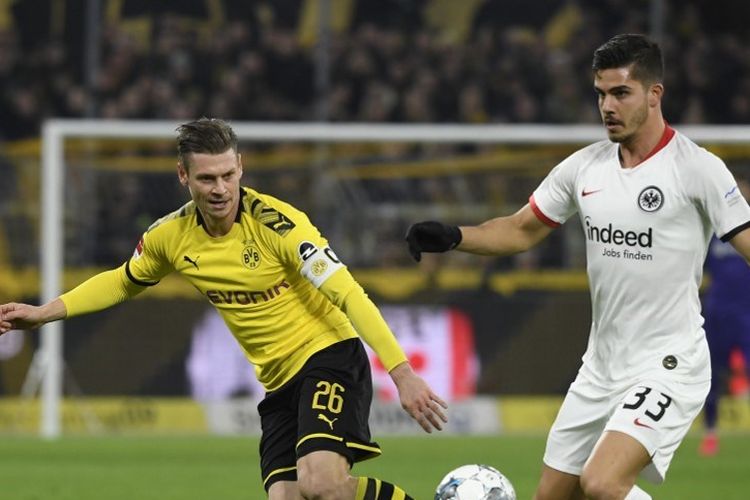 Bek Dortmund asal Polandia, Lukasz Piszczek dan pemain depan Portugal dari Frankfurt, Andre Silva, bersaing untuk mendapatkan bola selama pertandingan sepakbola divisi satu Jerman, BVB Borussia Dortmund vs Eintracht Frankfurt, di Dortmund, Jerman barat pada 14 Februari 2020.