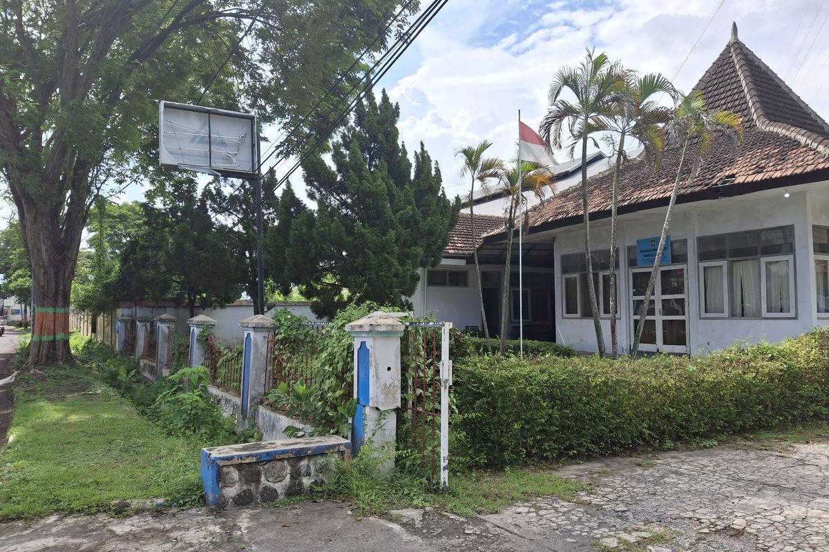 Kondisi papan nama di depan gerbang Perumda Semeru Lumajang rusak