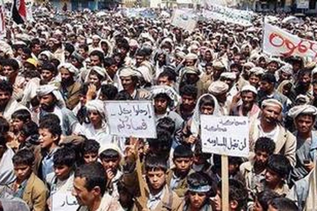 Penduduk Provinsi Saada, Yaman, membawa poster yang mendesak Presiden Ali Abdullah Saleh mundur dan diajukan ke pengadilan dalam unjuk rasa seusai shalat Jumat (27/5/2011). 